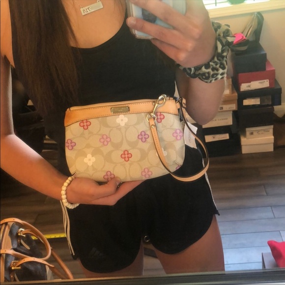 New with tags Coach Peyton Signature C medium wristlet - Picture 13 of 15
